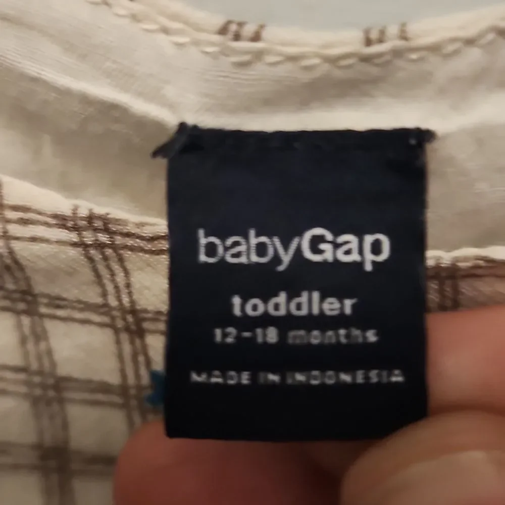 (3 ITEMS FOR $15)GAP Kids Beige Plaid Shirt with Blue Stars Size 12-18 Months